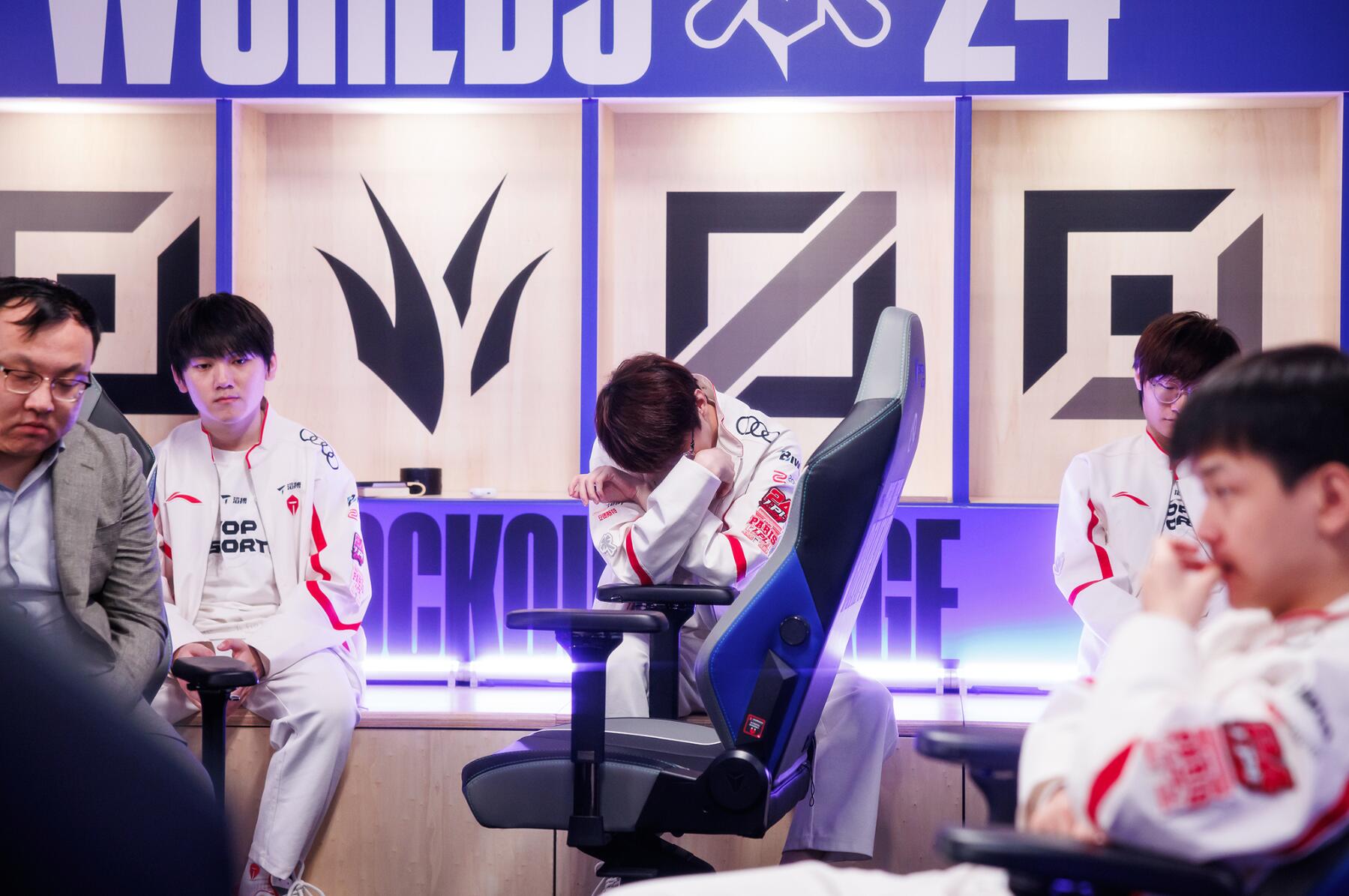 TES碾压DK，Zeus关键团战开团秒人峡谷大战四强赛，让粉丝疯狂欢呼